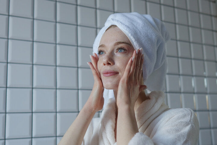 早晚都要擦保養品嗎?  高效晚間保養秘訣,提升肌膚吸收力!