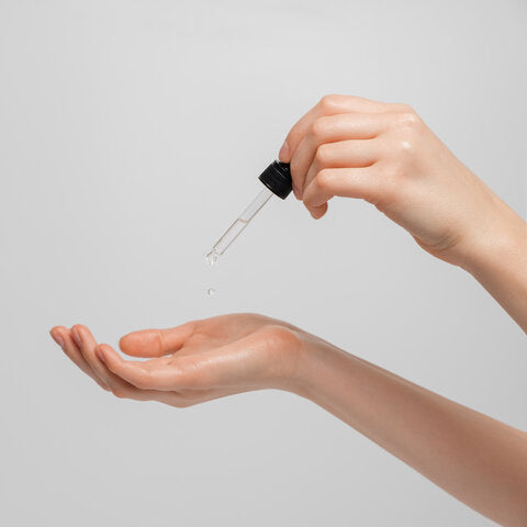 精華液這樣擦才對!專業美容師教你正確擦拭 4 步驟,發揮最大功效!